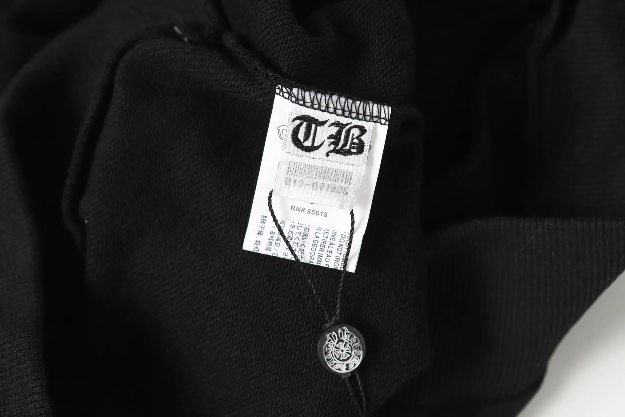 P210 Round neck sweatshirt. Remember to remark sweatshirt when ordering #Y2903 Cross-border running quantity model. Please do not place an order if you pursue perfection. -Chrome Hearts/Chrome Hearts 23ss Sanskrit printed popular round neck sweatshirt -High weight, high density and high quality. The wool is soft, delicate and skin-friendly. Soft and silky to the touch. Excellent warmth and skin-friendliness. -Colour: black white -Size: S M L XL